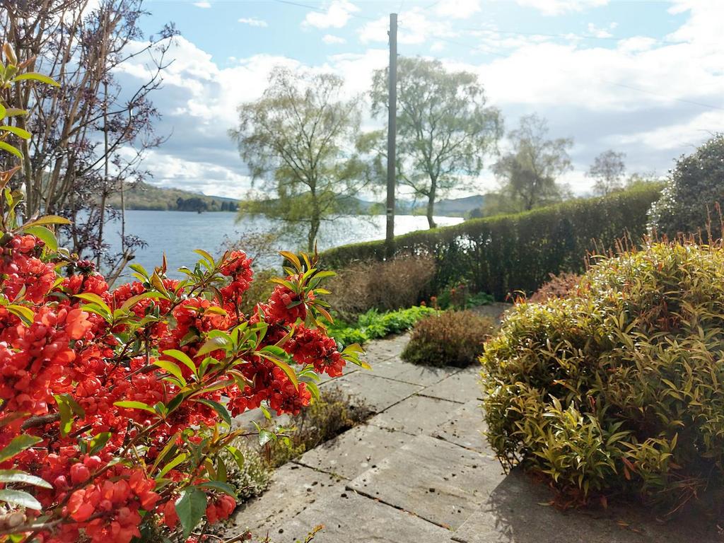 Killichonan Front Garden.jpg