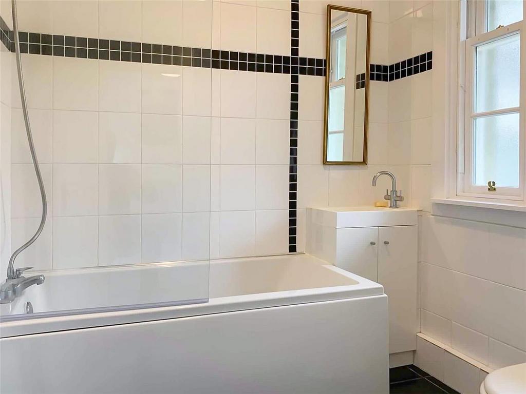 Heriot Bridge Edinburgh bathroom 2 dp 21902887 lar