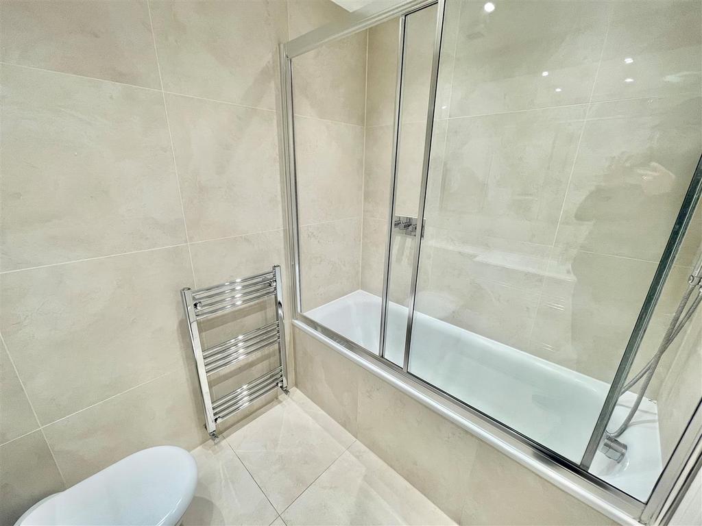 104 D bath.jpg