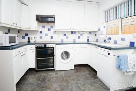 8 Robinsfield, Hemel Hempstead, HP1 1RW
