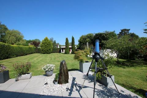 64 Lower Road, Fetcham, Leatherhead, KT22 9HF