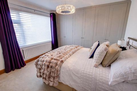 3 bedroom detached bungalow for sale, Vineway, Harwich CO12