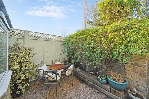 2 bedroom link detached house for sale, Duke Road, London