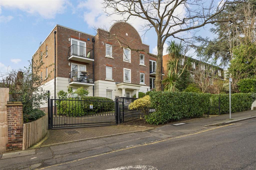 The Downs, Wimbledon, SW19 2 bed apartment for sale £850,000
