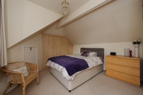 54a Meadow Walk, Epsom, KT17 2ED