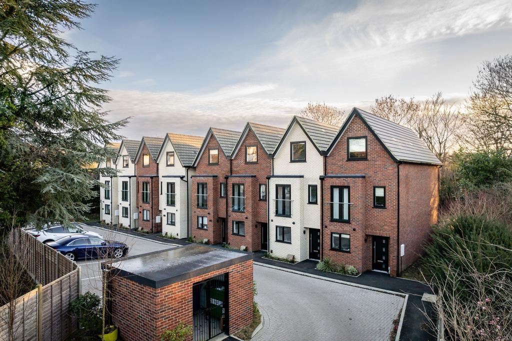 Reddown Road, Coulsdon 4 bed end of terrace house £650,000