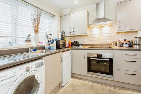 2 bedroom flat for sale, Carlton Avenue, Westcliff-on-sea, SS0