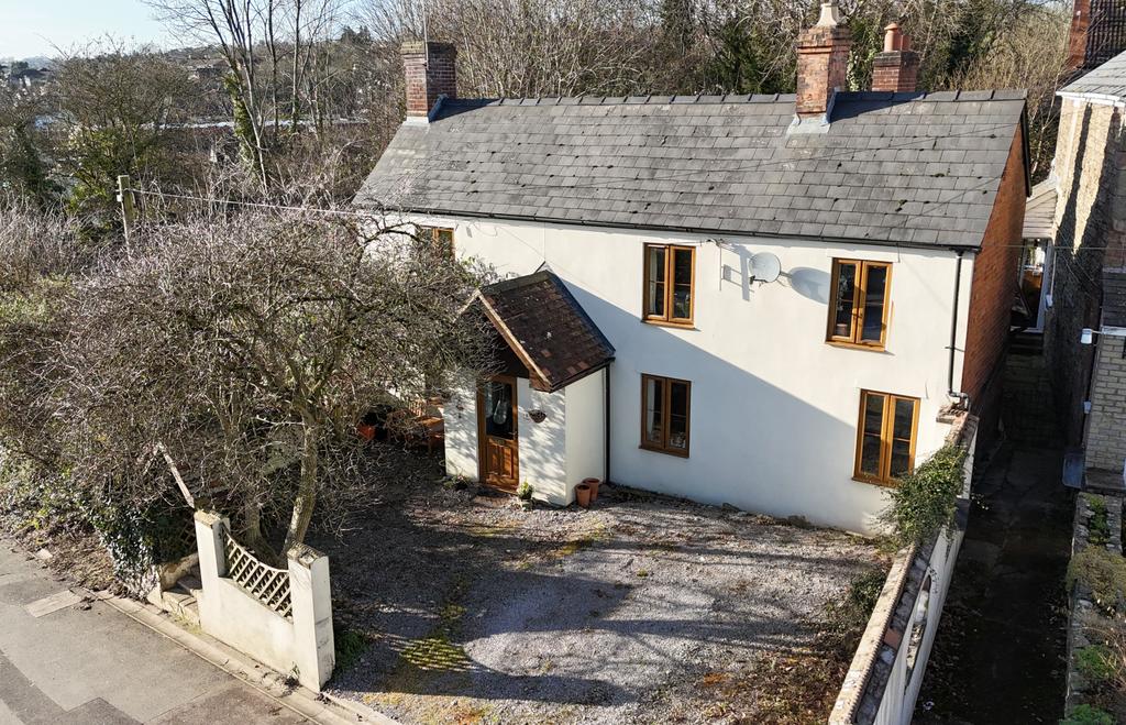 Charming four bedroom detached cottage close to t