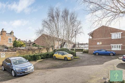 17 Haynes Close, London, N11 1HH