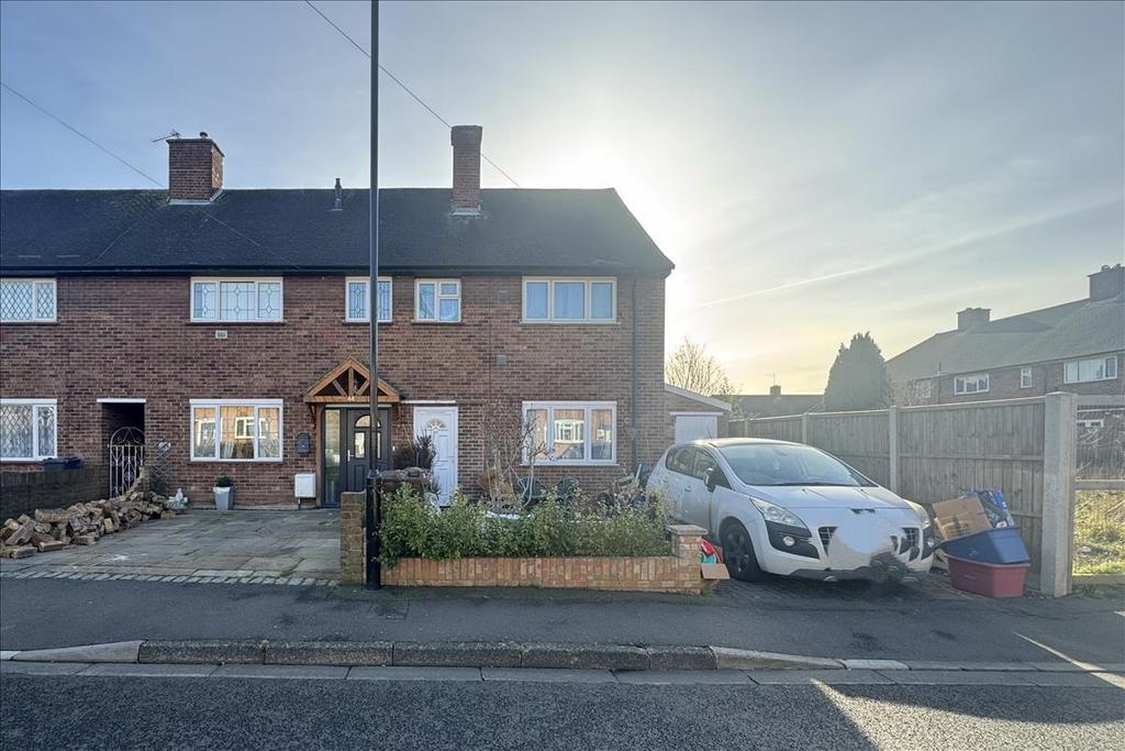 Sparrow Farm Drive, Feltham, Middlesex, TW14 3 bed end of terrace house