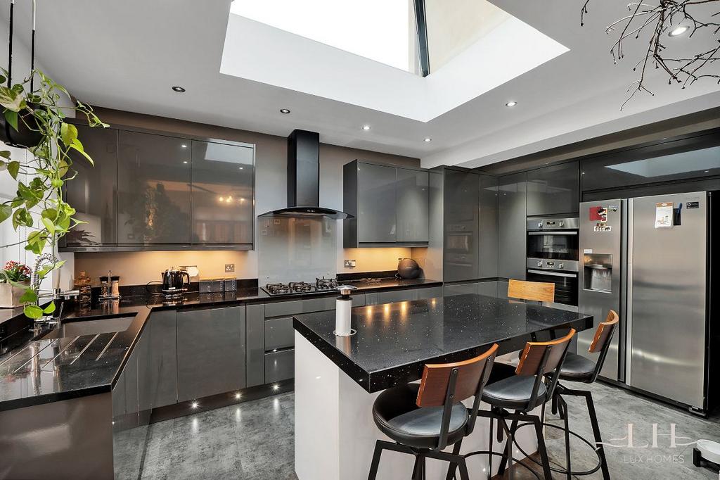 Hubbards Chase, Hornchurch 4 bed detached house for sale £800,000