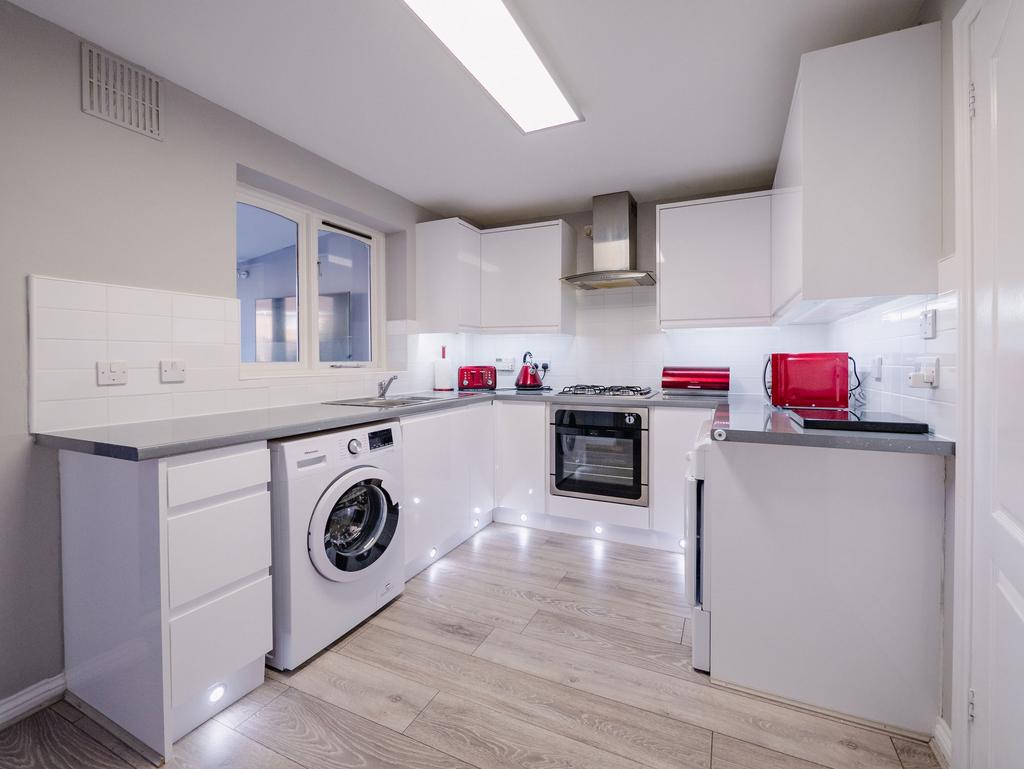 Rayleigh, Rayleigh SS6 2 bed terraced house for sale £315,000