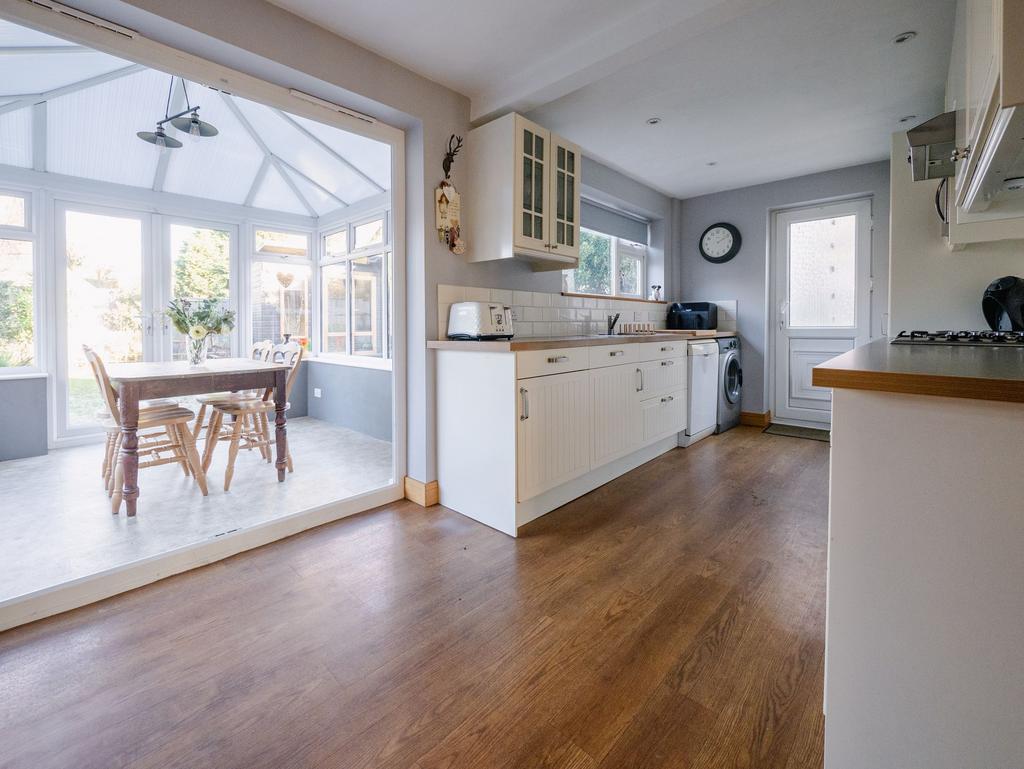 Rayleigh, Rayleigh SS6 4 bed link detached house for sale £500,000