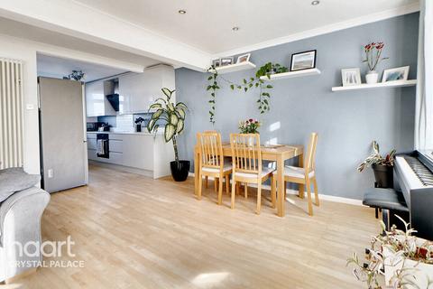 2 bedroom maisonette for sale, Founders Gardens, London