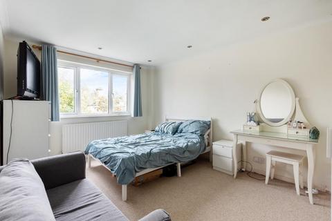14 Lakes Road, Keston, BR2 6BN