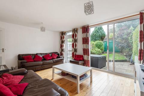 14 Lakes Road, Keston, BR2 6BN