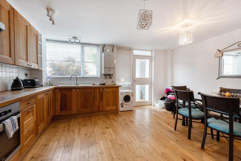 14 Lakes Road, Keston, BR2 6BN