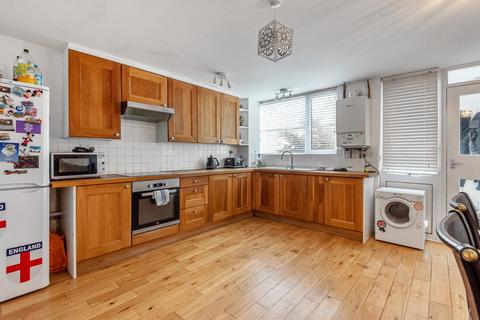 14 Lakes Road, Keston, BR2 6BN