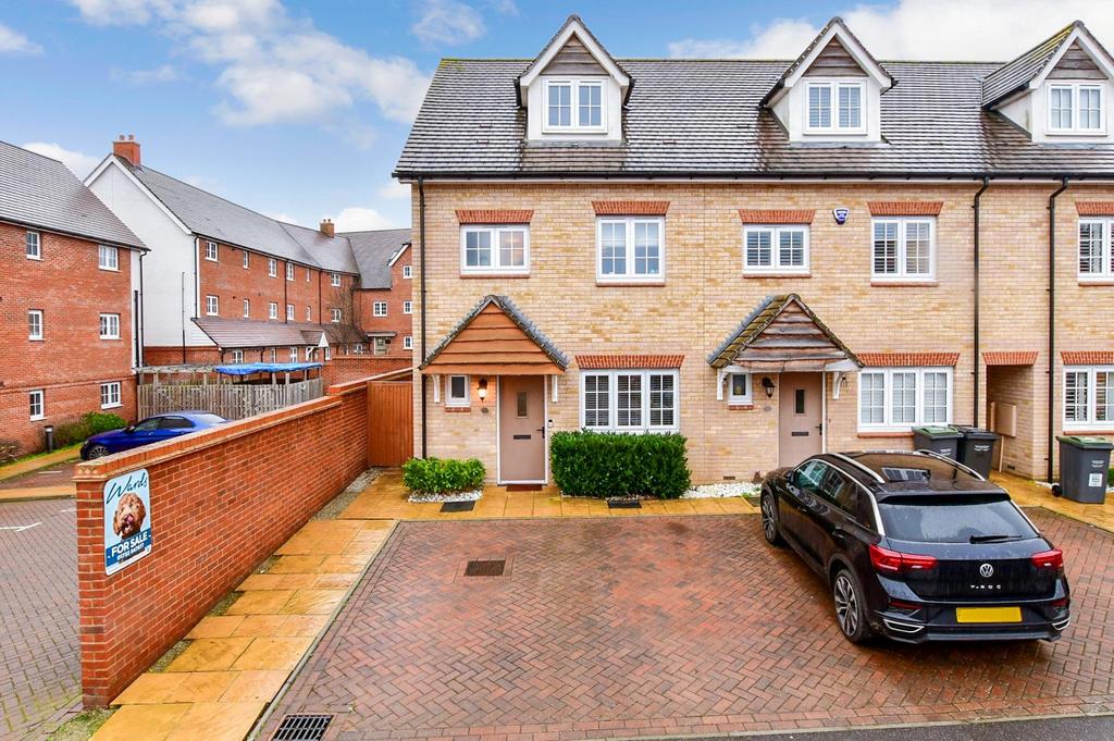 Eccles Close, Aylesford, Kent 4 bed townhouse for sale £400,000