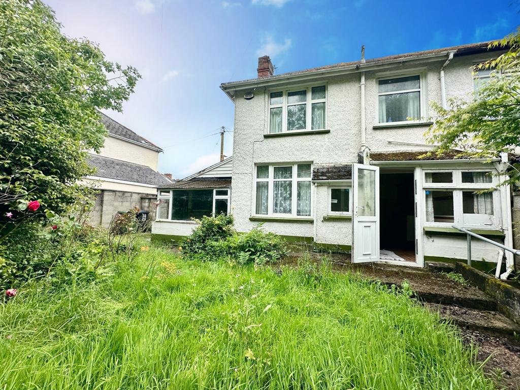 End of Terrace House with Garage and Parking