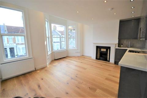 3 bedroom flat for sale, Purves Road, London NW10