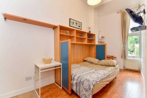 Studio to rent, Cromwell Road, Earl`s Court