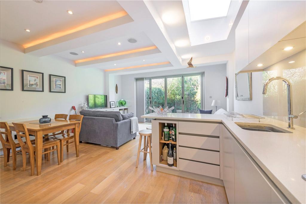 Wroughton Road, SW11 2 bed apartment for sale £870,000