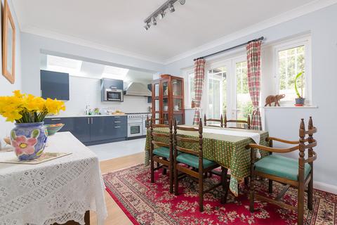 39 Tudor Walk, Leatherhead, KT22 7HX