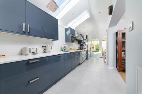 39 Tudor Walk, Leatherhead, KT22 7HX