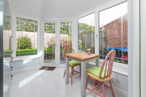 39 Tudor Walk, Leatherhead, KT22 7HX