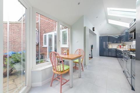 39 Tudor Walk, Leatherhead, KT22 7HX