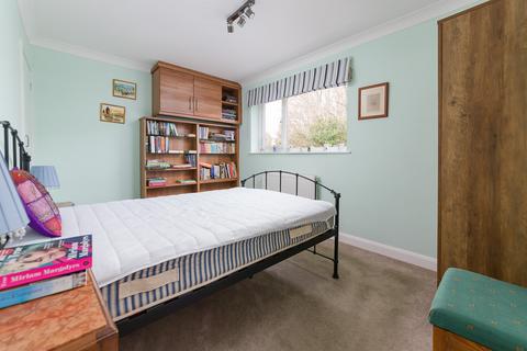 39 Tudor Walk, Leatherhead, KT22 7HX