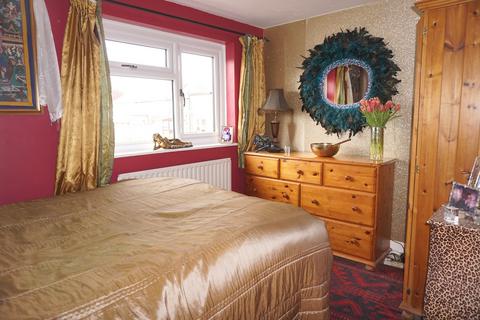 1 Clippesby Close, Chessington, KT9 2DX