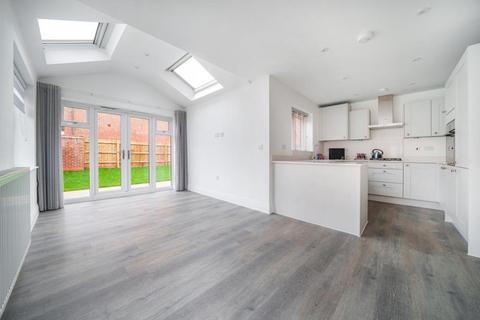 3 bedroom semi-detached house to rent, Ottershaw