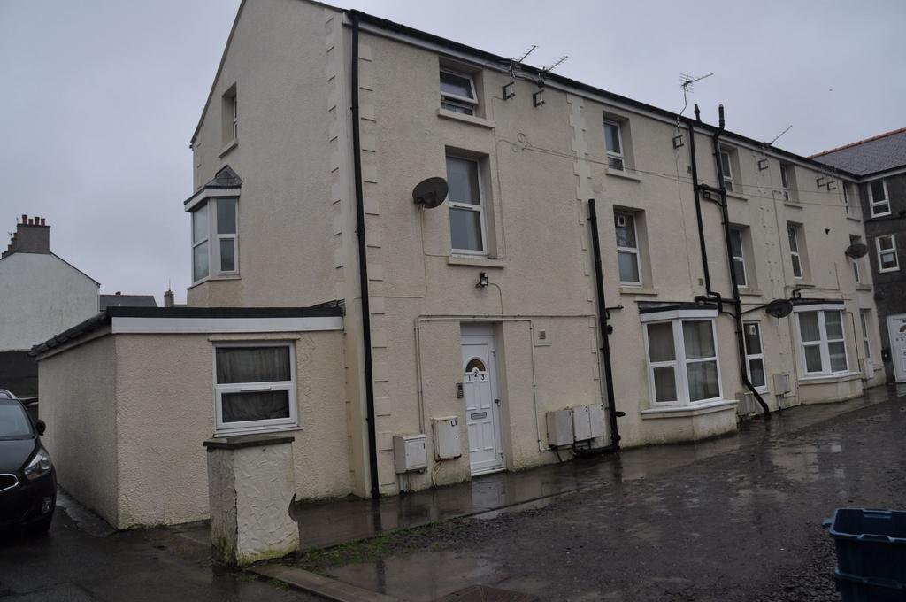 Fairfield House, Kings Road, Holyhead, LL65 1 bed apartment to rent £