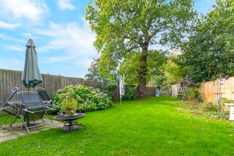 2 Farm Road, Warlingham, CR6 9DH