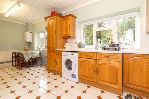2 Farm Road, Warlingham, CR6 9DH