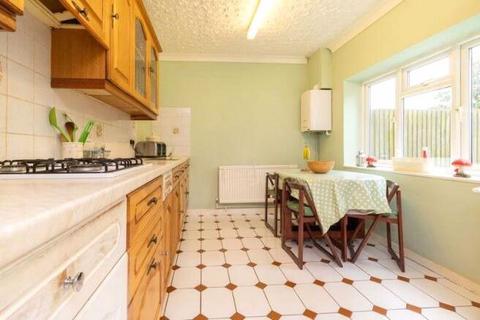 2 Farm Road, Warlingham, CR6 9DH