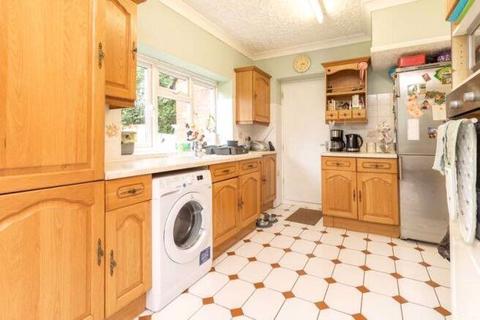 2 Farm Road, Warlingham, CR6 9DH