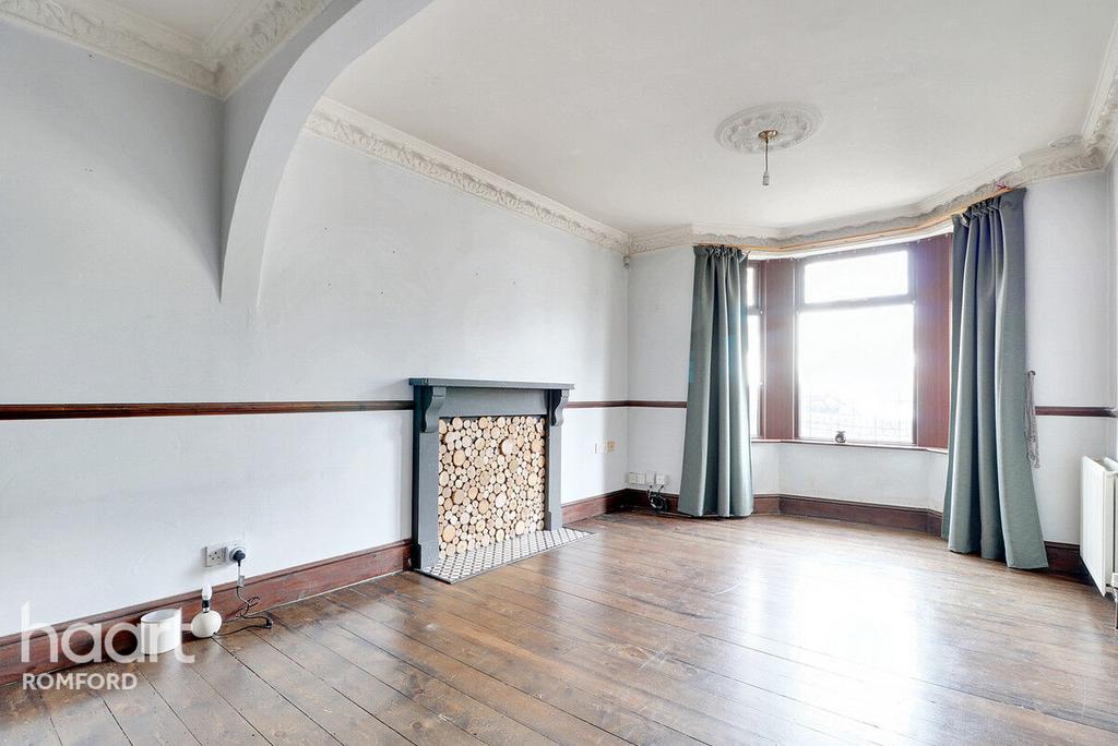 Allandale Road, Hornchurch 3 bed semidetached house for sale £400,000