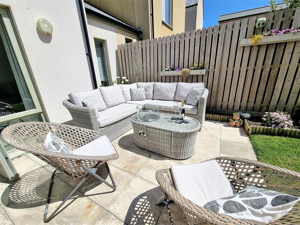 A Sunny Place to Relax &amp; Entertain