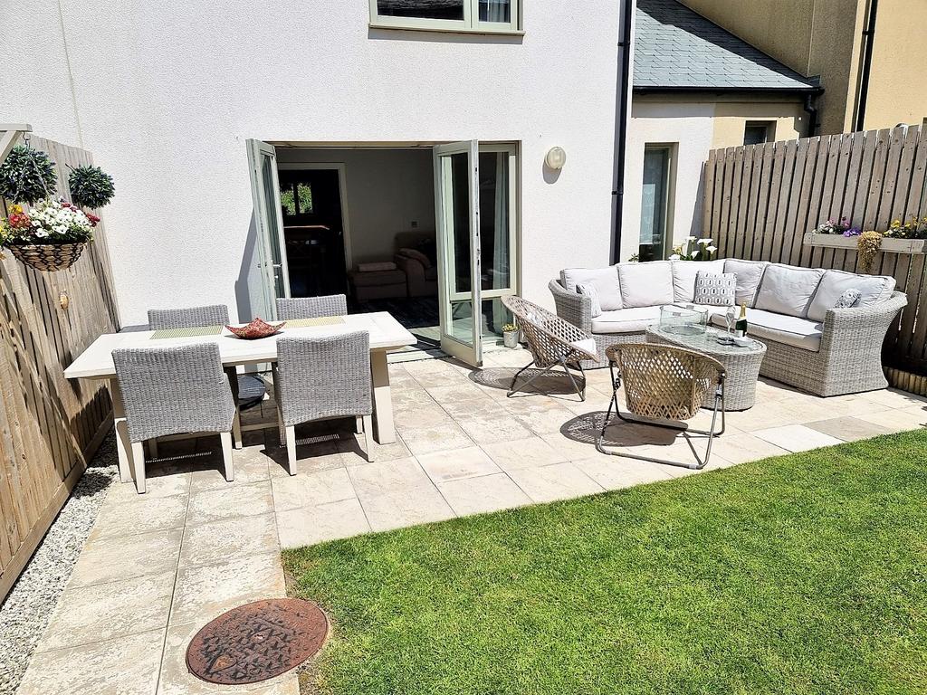 A Sunny Place to Relax &amp; Entertain