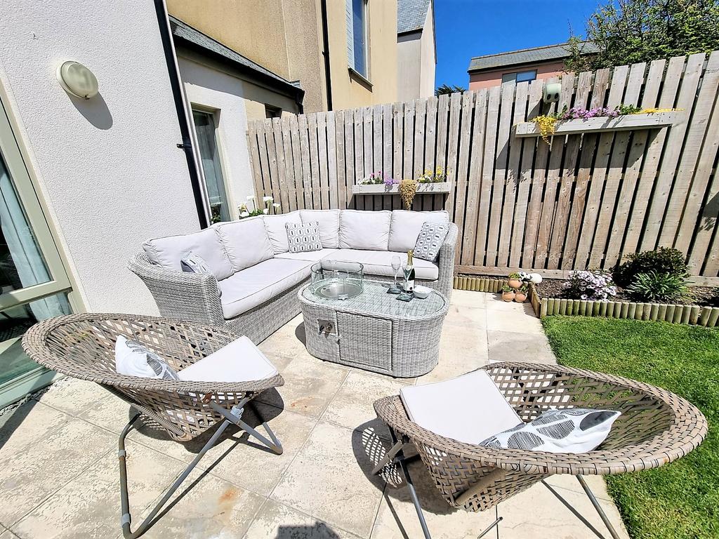 Sunny Garden &amp; Patio