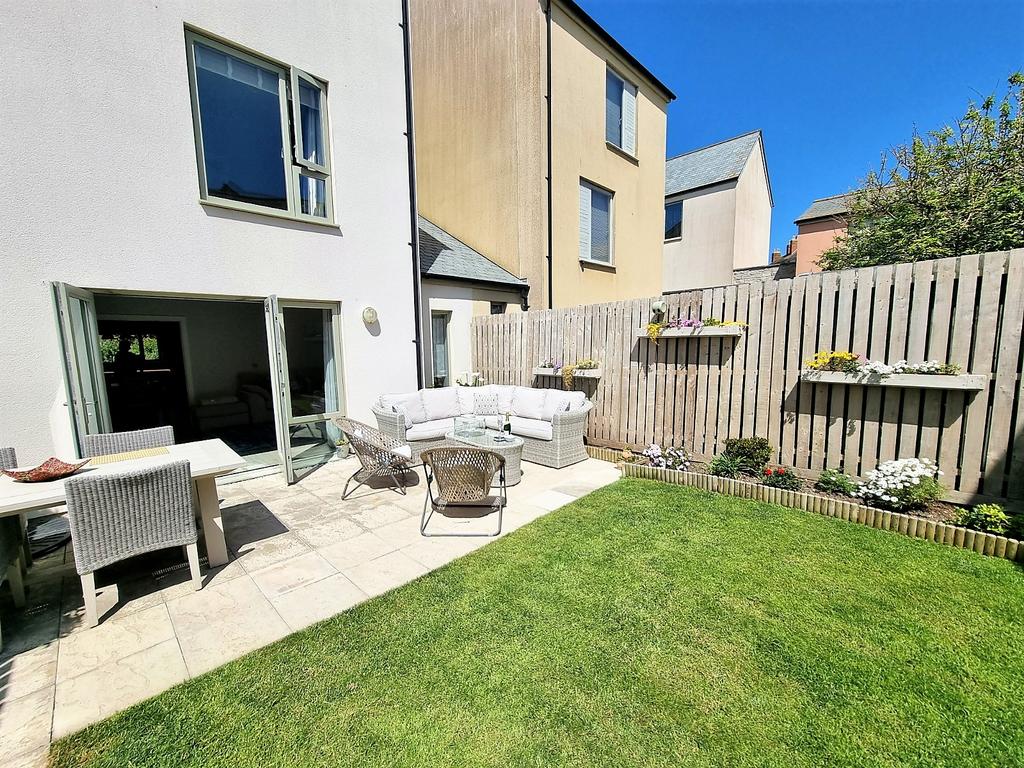 Sunny Garden &amp; Patio