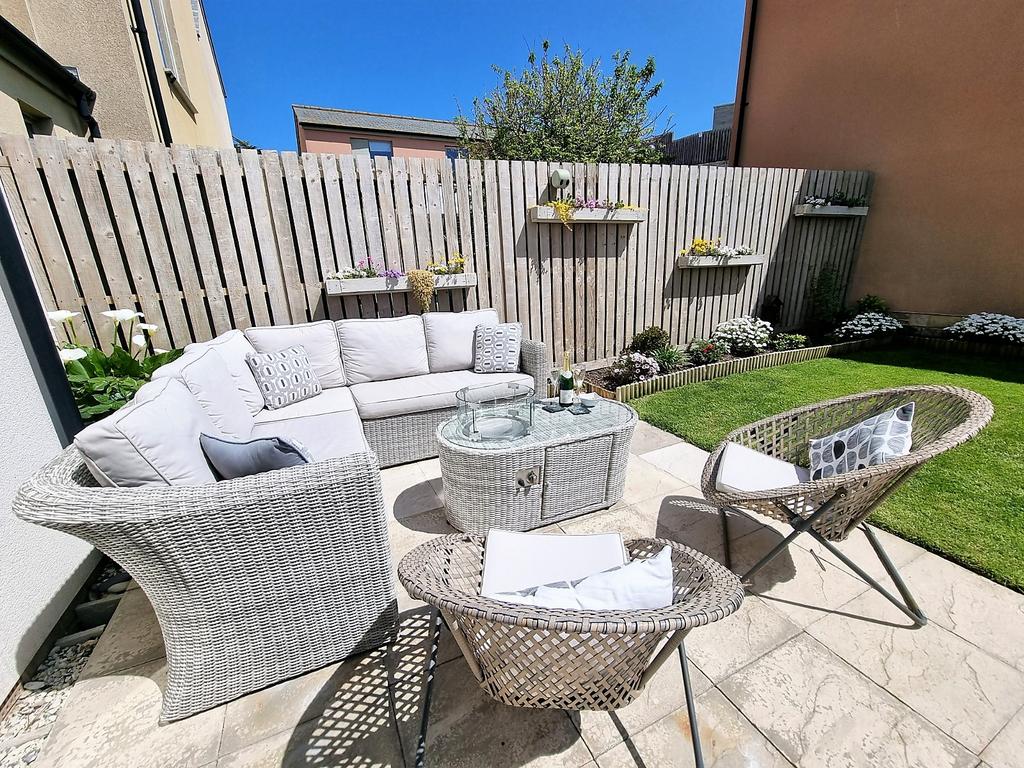 Sunny Garden &amp; Patio