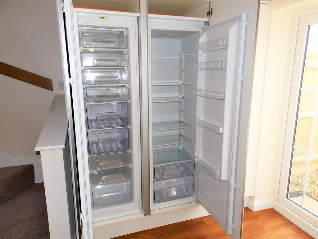 Large Integrated Fridge & Freezer