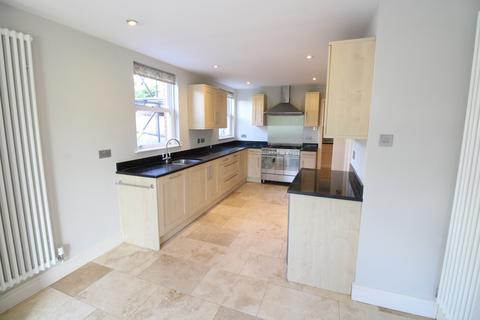 4 bedroom detached house to rent, Smoke Lane, Reigate RH2