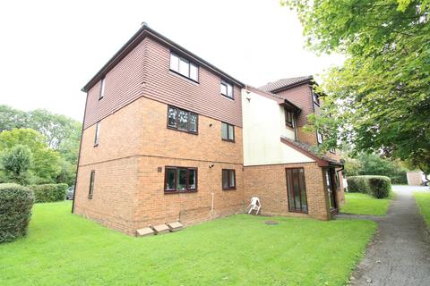 1 bedroom flat to rent, Willow Court Skipton Way, Horley RH6