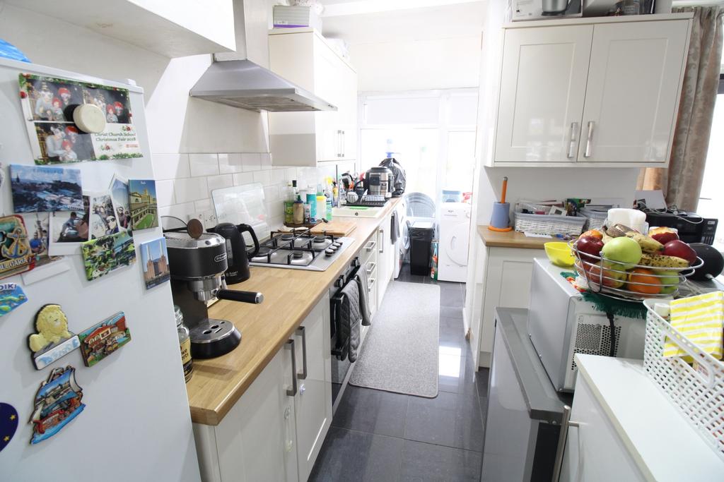 Rose Walk, Surbiton KT5 3 bed terraced house to rent £2,100 pcm (£485 pw)