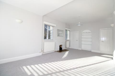 3 bedroom bungalow to rent, Alma Road, Reigate RH2